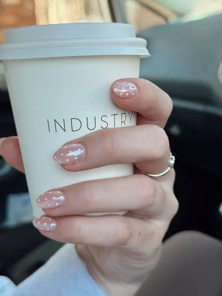 Las uñas a lunares serán tendencia en 2026. Ya se las vimos a distintas celebridades como Hailey Bieber y Dua Lipa.