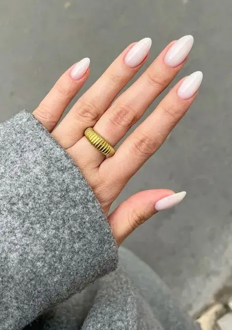 Los colores de uñas que más aguantan sin estropearse: Milky o translúcido lechoso.