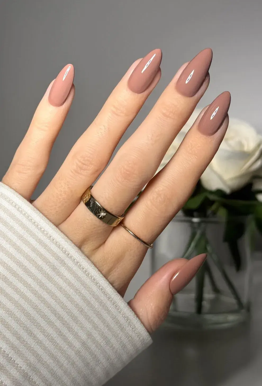 Los colores de uñas que más aguantan sin estropearse: Nude amarronado o mocha nude.