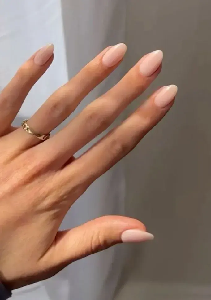Los colores de uñas que más aguantan sin estropearse: Nude rosado.