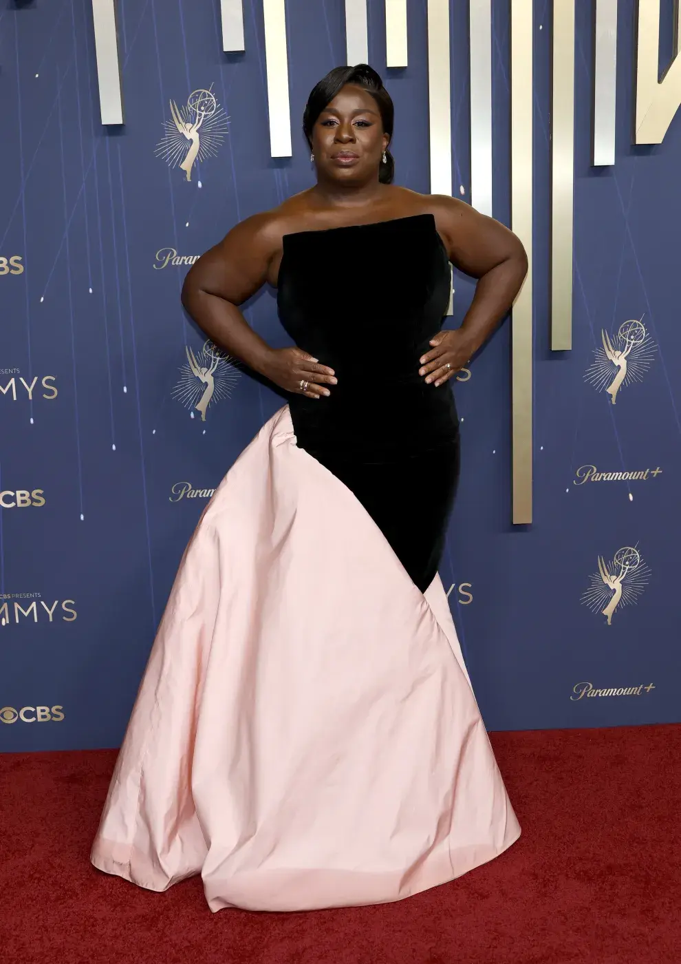 Uzo Aduba en la alfombra roja de los Premios Emmy 2025.