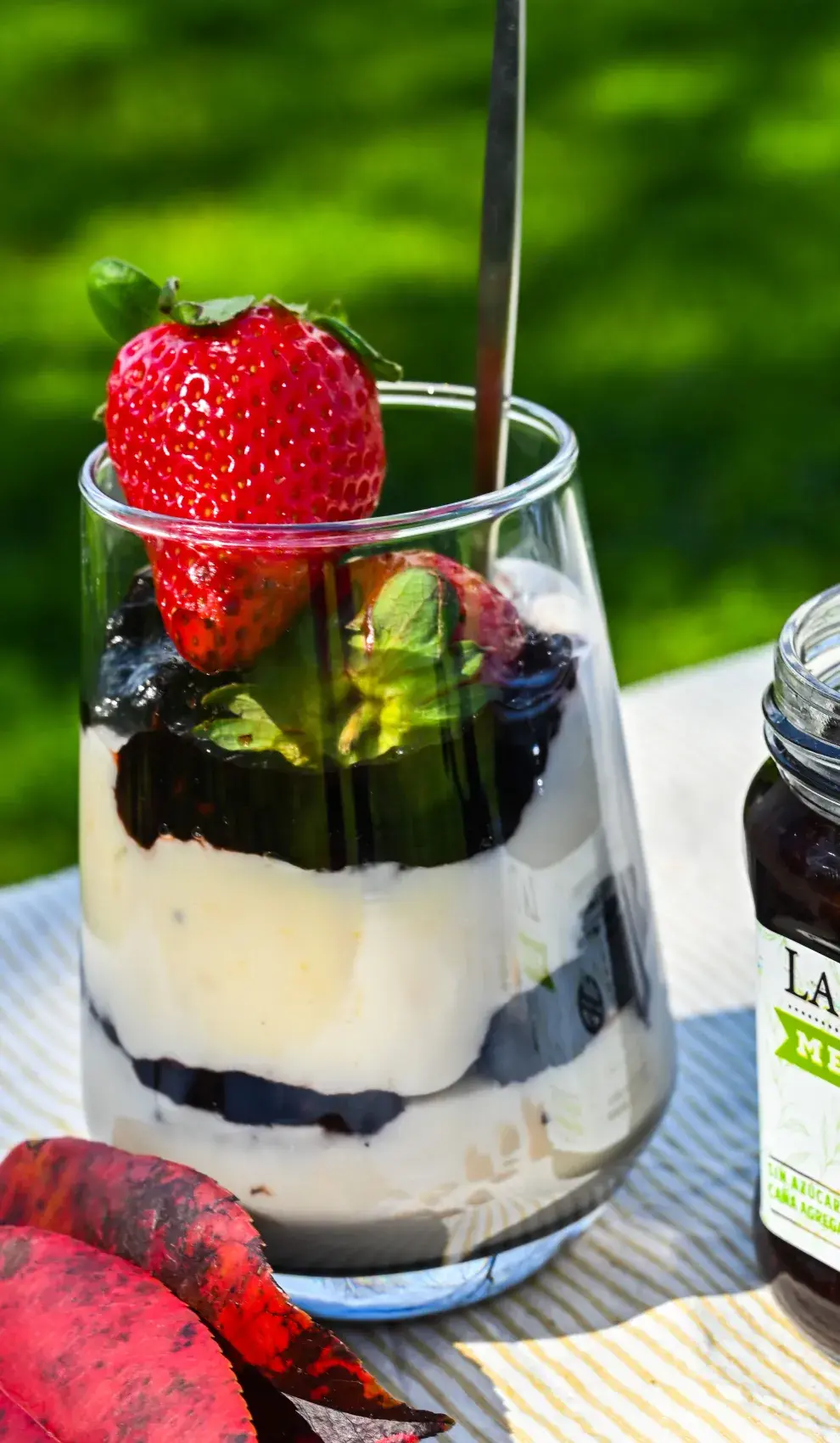 Vasito de yogur con mermelada y frutos secos