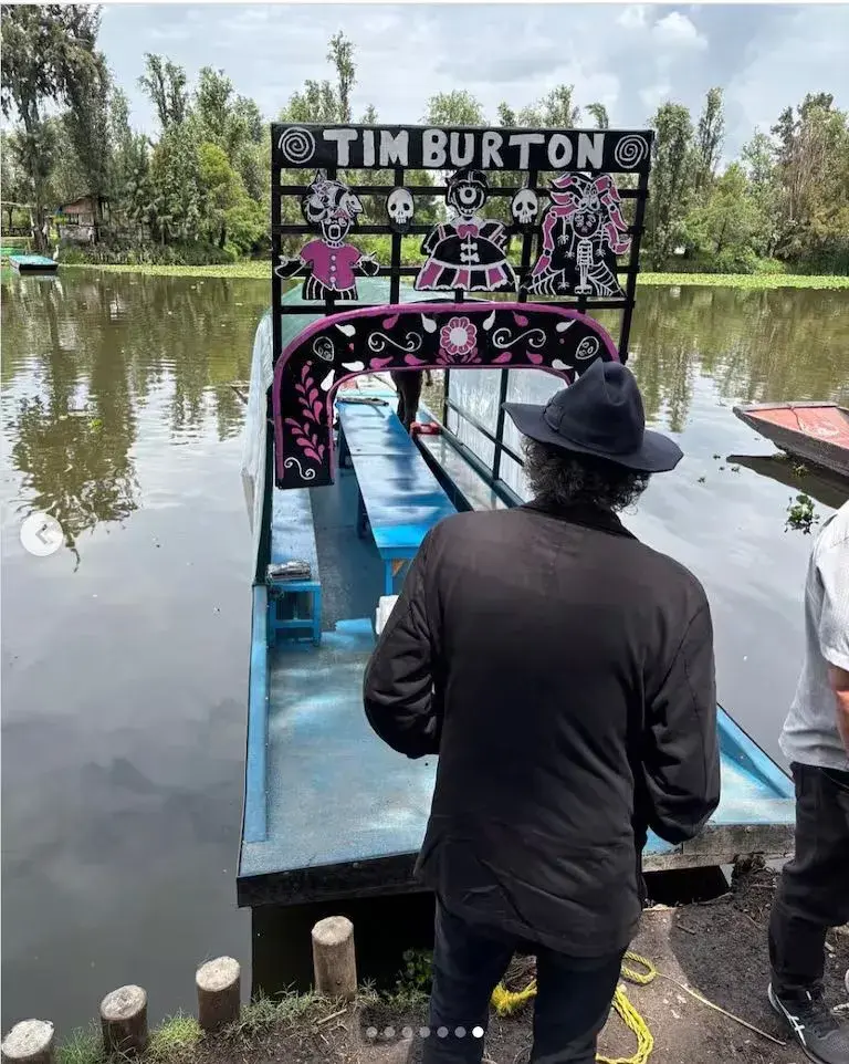 En julio de este año Tim Burton mostró fotografía de su viaje a México, donde le rindieron homenaje con una tradicional trajinera con su nombre en ella (Instagram/@timburton)