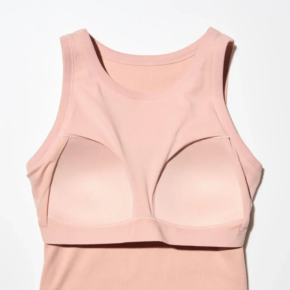 Lejos de ser una moda pasajera, las remeras con sostén incorporado vinieron a instalarse como parte del nuevo armario inteligente