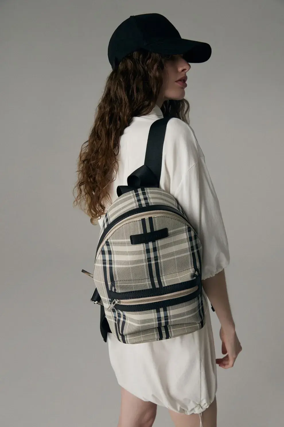 Un bolso con tonos neutros con un diseño original (PERRAMUS $200.000,00)