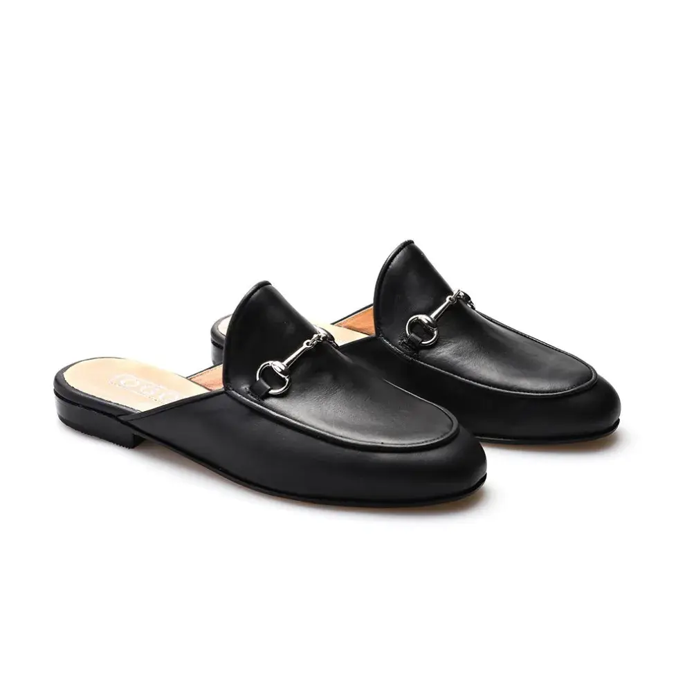 Un modelo clásico perfecto para media estación. (OGGI ZAPATOS $139.999)