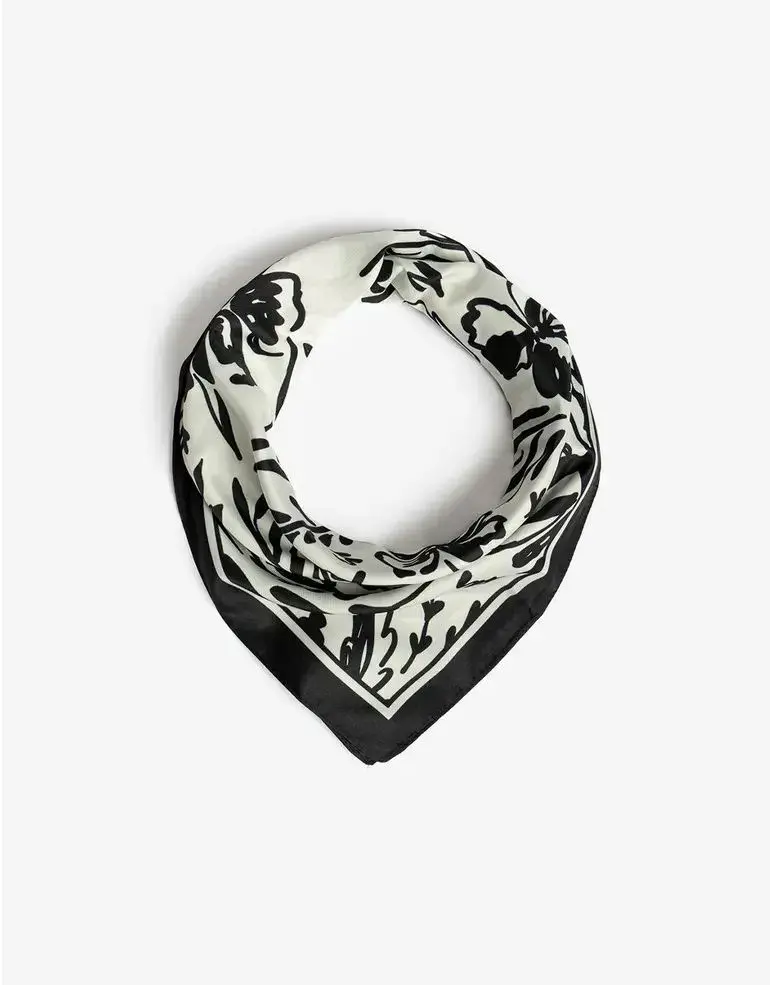 Los pañuelos se vienen con todo este verano. (ISADORA $ 29.900)