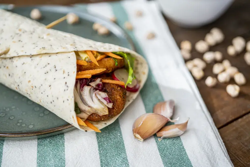 Foto de wraps de lechuga con hummus y vegetales crudos.