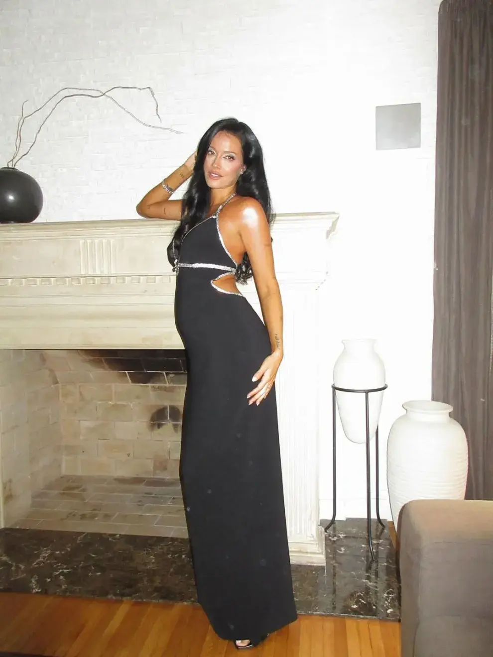 El vestido, con aberturas laterales que sumaban movimiento, marcó el equilibrio perfecto entre elegancia y audacia, recordándonos que el verdadero estilo no tiene que ver con talles ni etiquetas, sino con actitud.