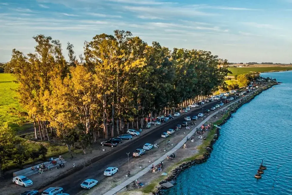 A solo cuatro horas de Buenos Aires, Teodelina se convierte en el destino ideal para una mini escapada con chapuzones infinitos, naturaleza y espíritu de descanso.