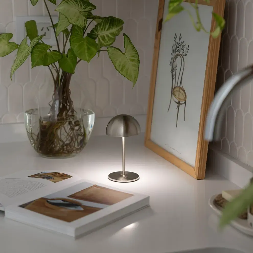 Los mini veladores con carga USB destacan por su portabilidad: se pueden mover de un lugar a otro sin esfuerzo, no dependen de enchufes y ofrecen autonomía suficiente