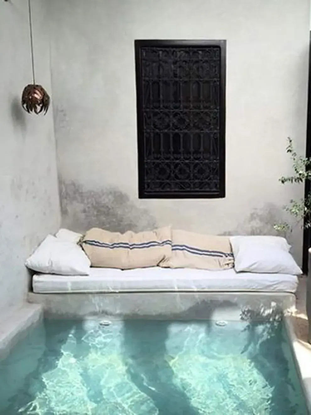Instalar la pileta junto a un muro puede ayudarte a ganar amplitud visual. Sumale una cascada, luces o un cantero verde para potenciar el efecto relax.