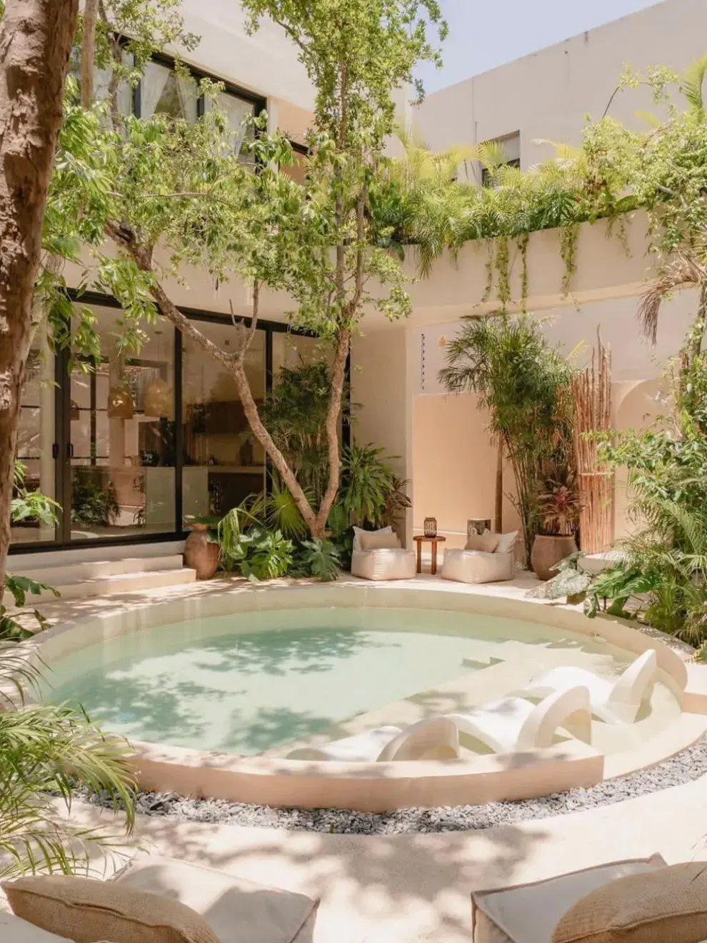 Colocá la pileta en el sector más soleado del jardín —preferentemente orientado al norte o al oeste— para aprovechar al máximo la luz natural.