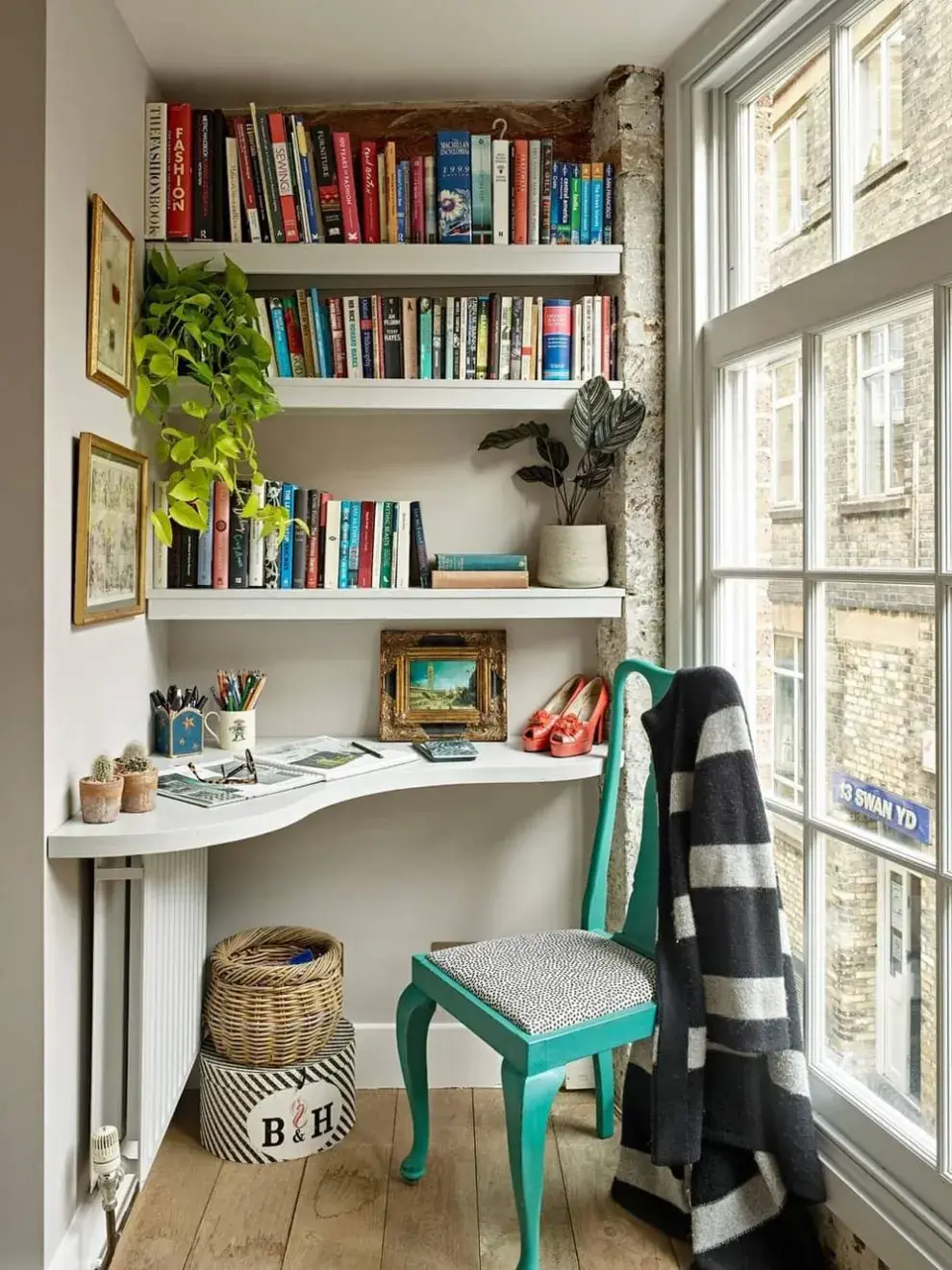 Aprovechá cada centímetro. Estantes sobre puertas o en esquinas olvidadas pueden convertirse en tu nuevo lugar favorito.