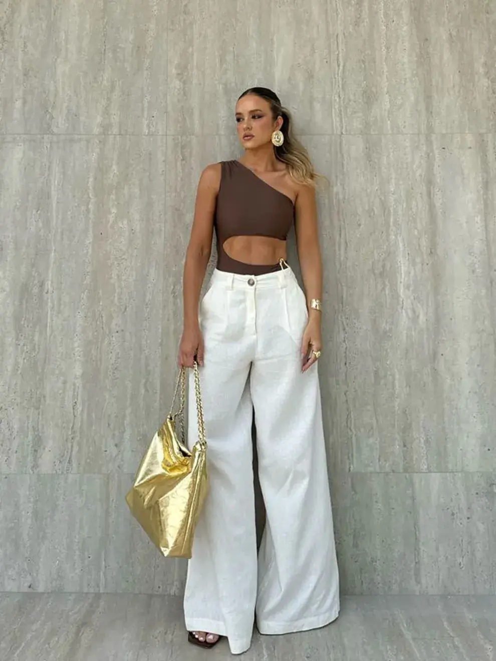 El corte amplio ofrece libertad de movimiento y favorece distintas morfologías; el ‘soft dressing’ —silhuetas holgadas, materiales livianos y tonos claros— lo convierte en un aliado para un estilo moderno.