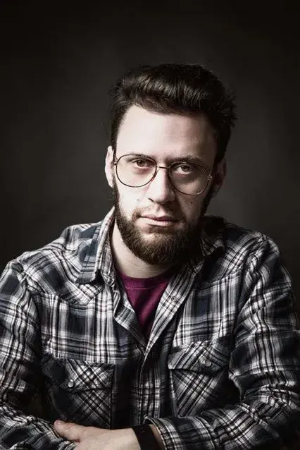 Mariano Tenconi Blanco es un exponente singular de una nueva manera de mostrar el teatro. Además de esta obra, La Vida Extraordinaria y Quiero decir te amo son exponentes de su potencia. Recientemente estrenó Madre Ficción. 