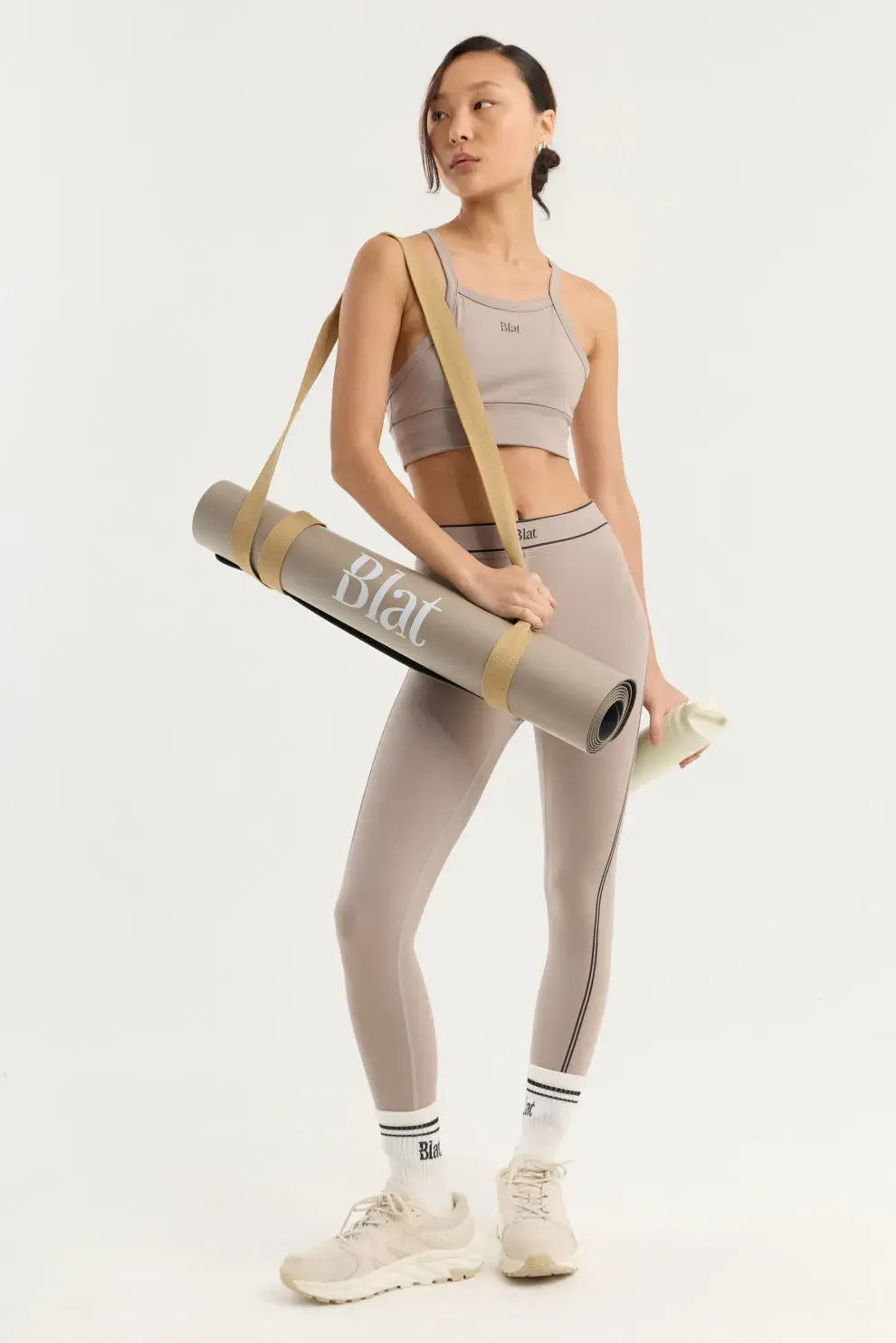 Una mujer vestida para hacer yoga