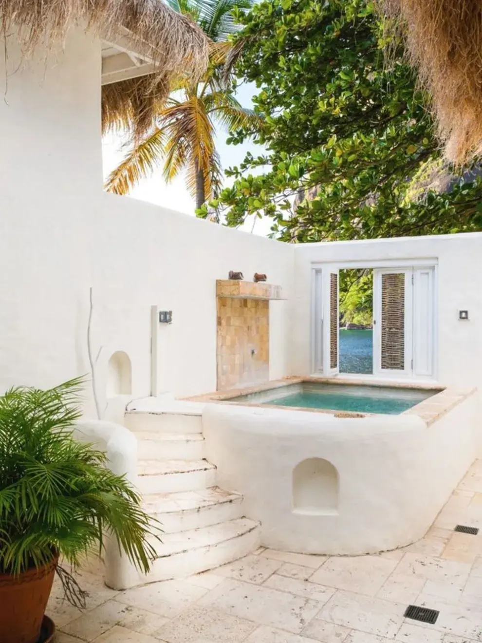 No olvides la iluminación, fundamental para que tu terraza también brille de noche, con guirnaldas, faroles o tiras LED que aporten calidez.