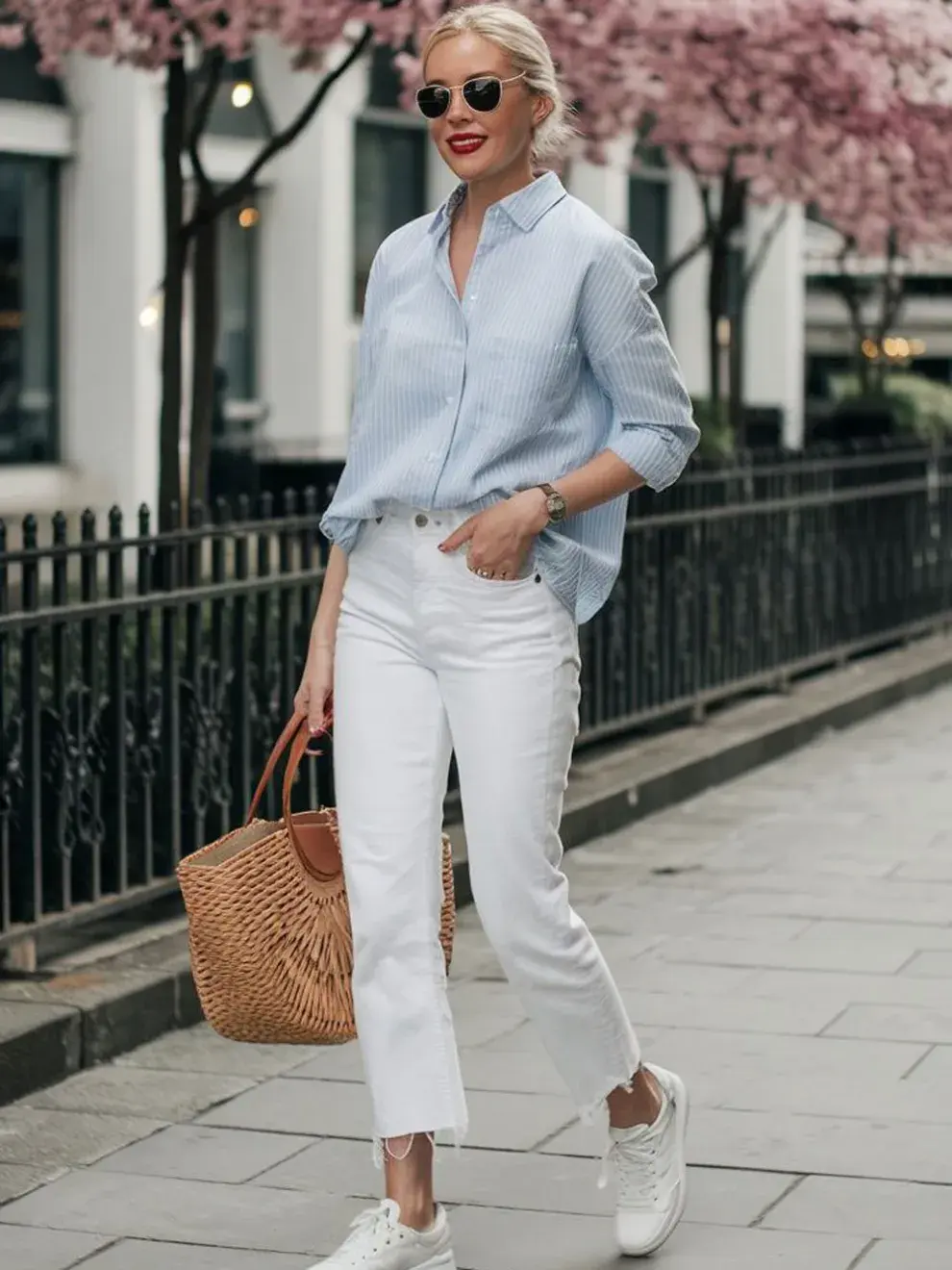 El blanco actúa como un lienzo neutro: permite mezclar texturas, jugar con contrastes, y es sumamente combinable con tonos tierra, pastel o negro.