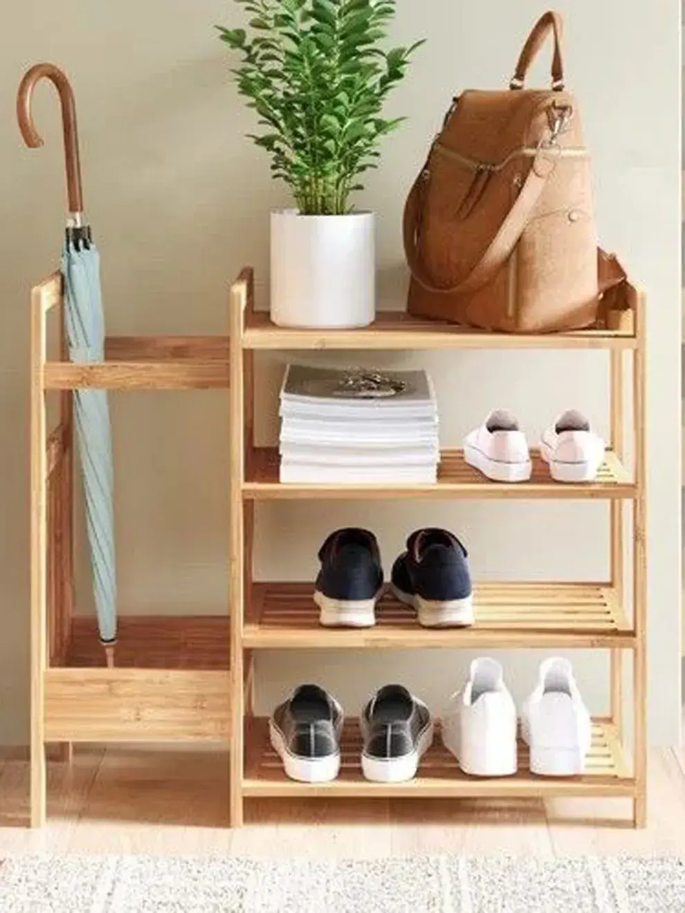 Para un look aún más prolijo y sofisticado, los bancos zapateros con compartimentos cerrados o tapizados en tonos neutros como beige, gris o marrón son la opción ideal