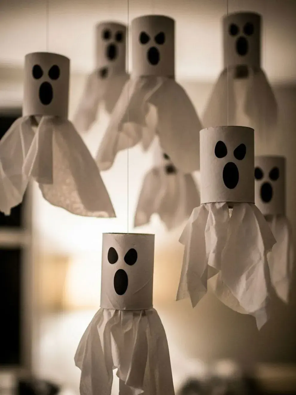 Con rollos de papel higiénico, ojos móviles y tiras de papel, creá pequeñas momias que podés usar como centros de mesa o decoración infantil.