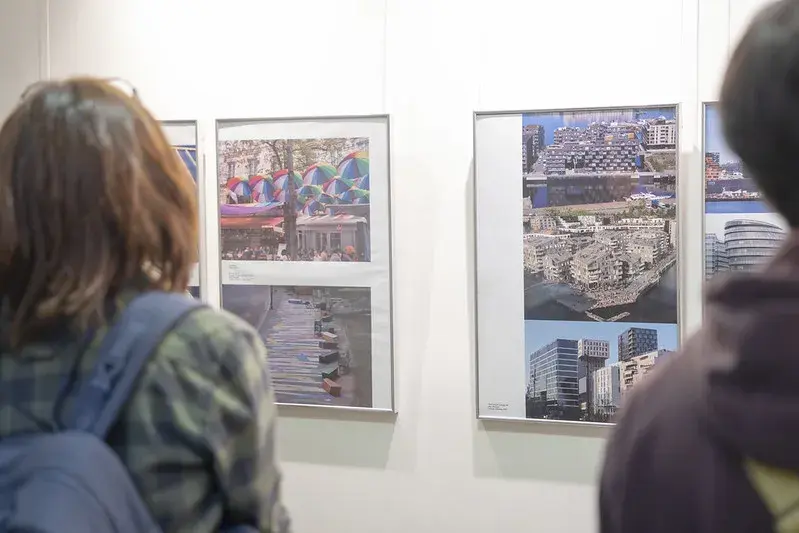 La exposición reúne las fotografías de Roberto Gribnicow, arquitecto que registró en sus viajes ciudades, paisajes, lugares y texturas.