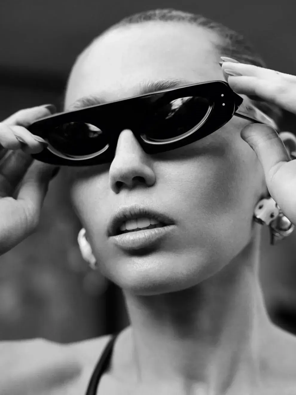 En una de las tomas más vanguardistas, aparece en blanco y negro, en primer plano, con lentes ultraplanos