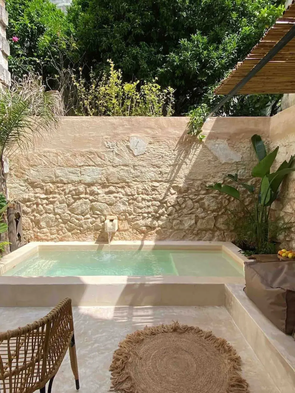 Podés sumar hamacas, tumbonas o pufs para armar una zona chill, usar alfombras de exterior para delimitar el área y dar textura, e incorporar pérgolas, toldos o cañizos para crear sombra natural.