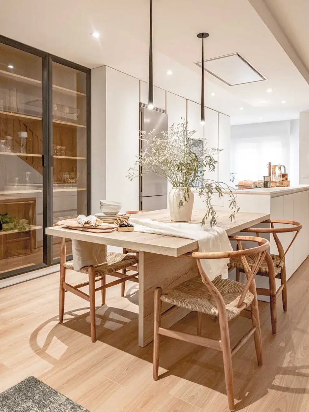 Al integrar la mesa, no hace falta añadir muebles extra para comer, lo que da lugar a un diseño más limpio y minimalista