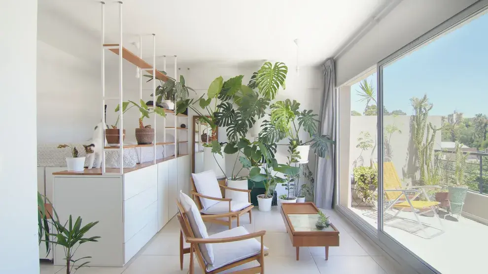 Tiene un gran balcón que le proporcionan mucha luz al ambiente