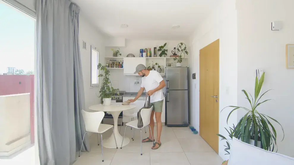 Apenas entrás al departamento tiene una pequeña cocina con una mesa redonda, perfecta para ganar espacio