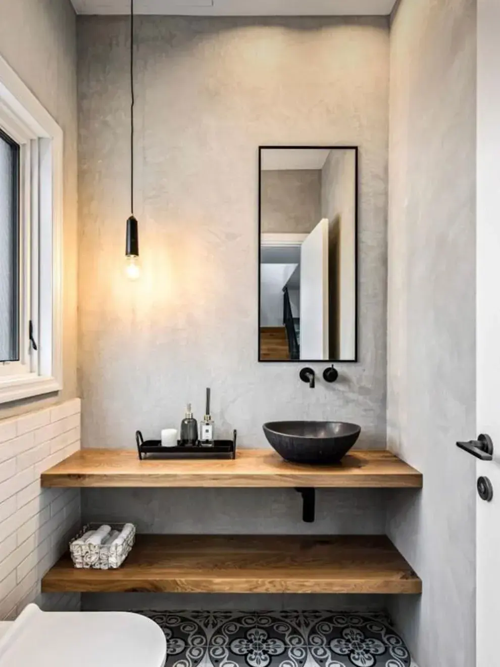 Los azulejos de siempre ceden protagonismo a superficies lisas, sin juntas, que aportan una sensación de amplitud y limpieza visual.