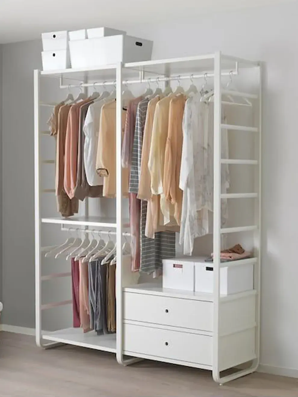 Estos roperos permiten distribuir la ropa de forma lógica: por ejemplo, camisas, camperas y carteras en un módulo, pantalones, remeras y otras prendas en otro. Así, todo queda bien organizado y al alcance.