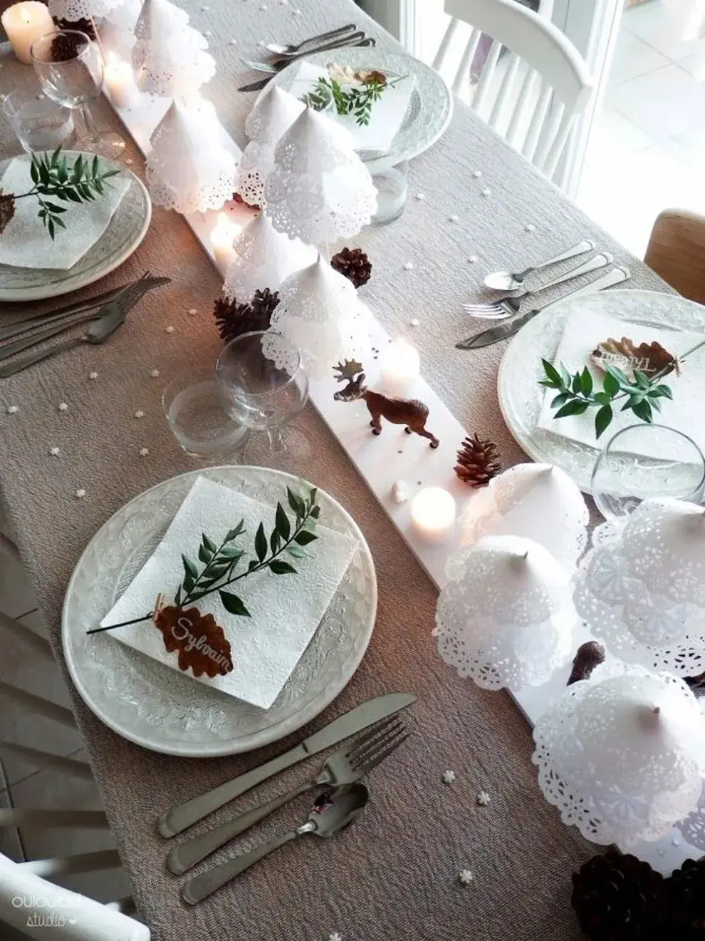 Una mesa con pequeños detalles en blanco, rojo y verde