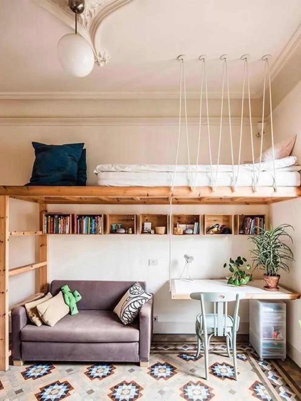 Las camas elevadas y los entrepisos se convirtieron en aliados del diseño contemporáneo: soluciones creativas que aprovechan la altura para liberar superficie y sumar funcionalidad sin resignar estilo.