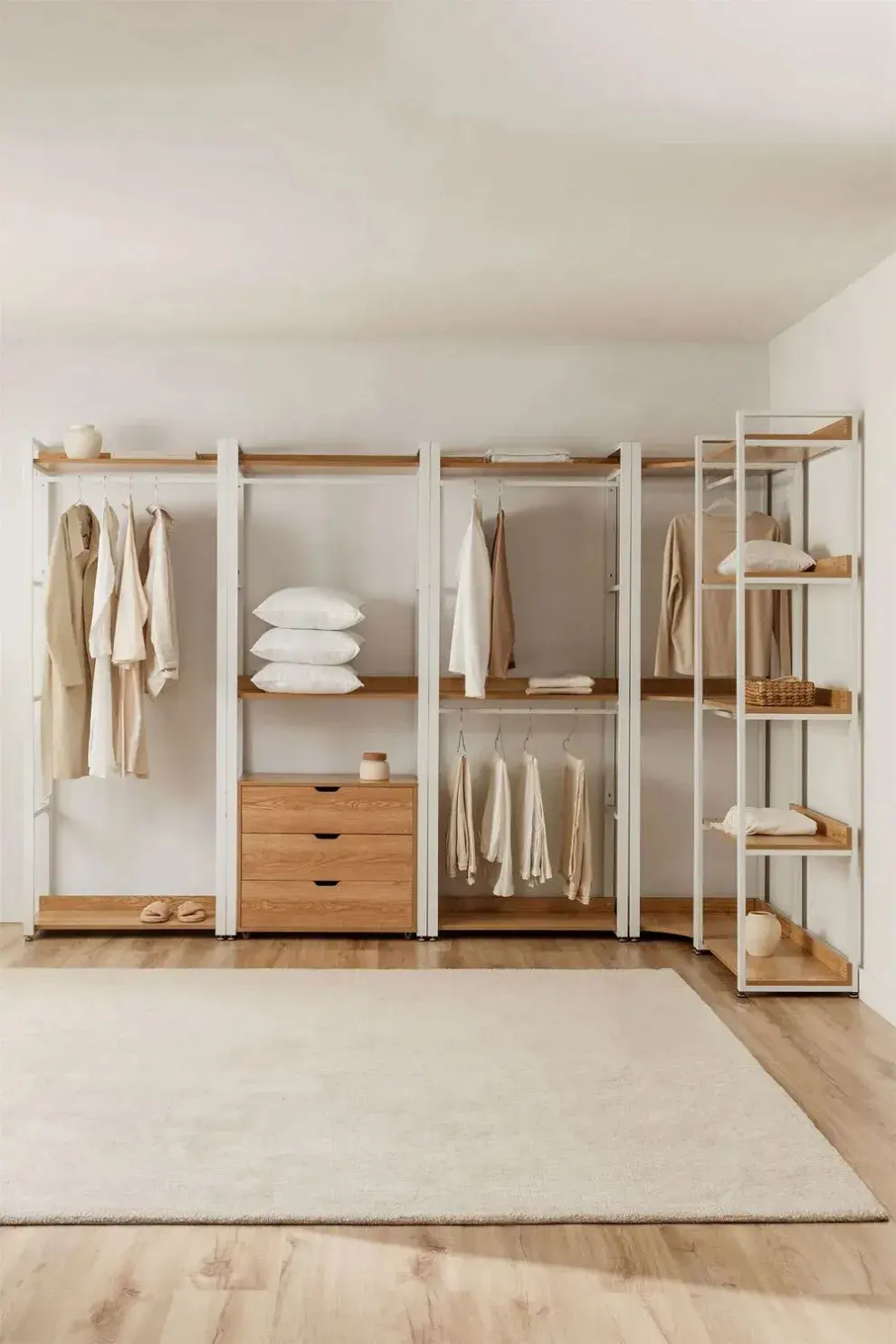 Al estar abiertos o con puertas corredizas de vidrio, ofrecen una ligereza visual que hace que la habitación se perciba como más amplia y clara.