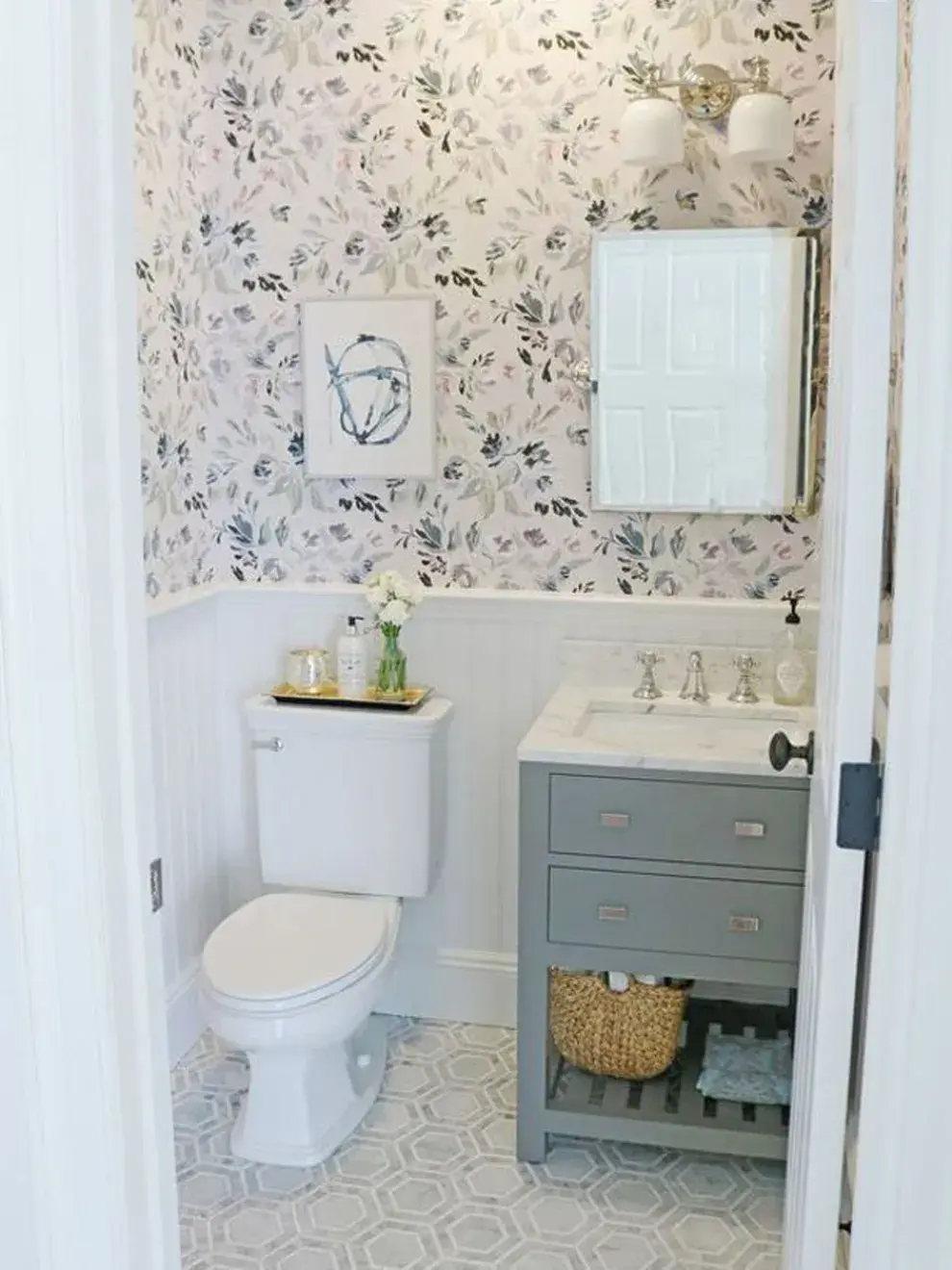 Podés destacar una pared de tu mini baño para darle color y mucha onda