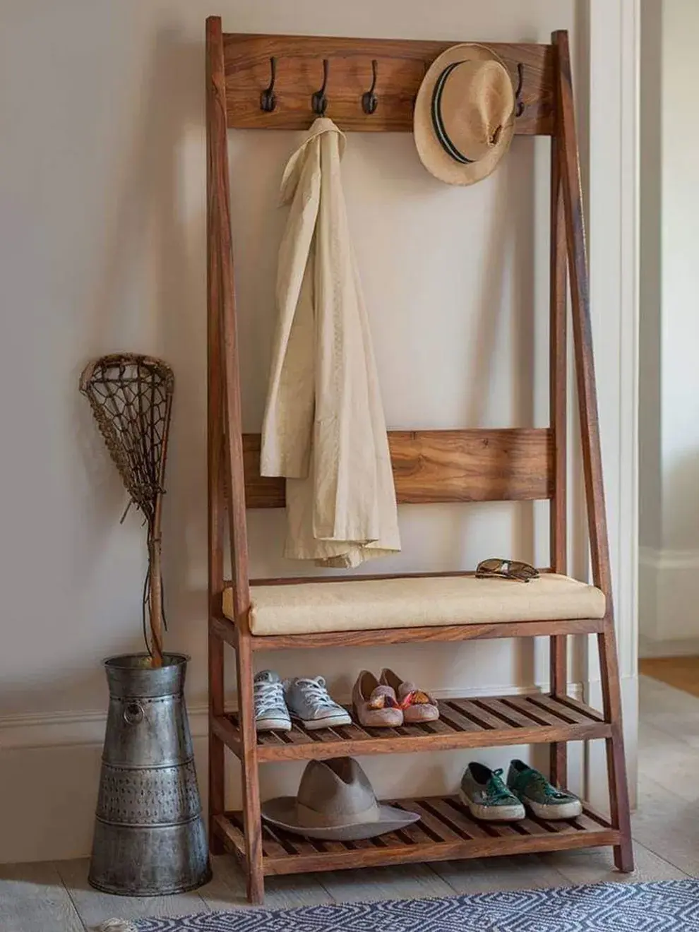 Sus compartimentos permiten guardar zapatos, bolsos, accesorios e incluso esa ropa que no queremos dejar tirada.