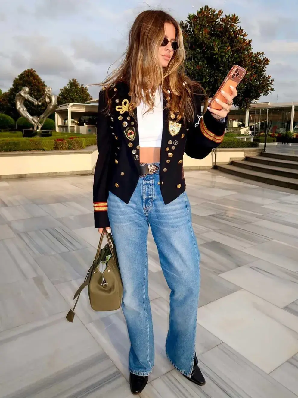 La China Suárez apostó por una chaqueta estilo navy