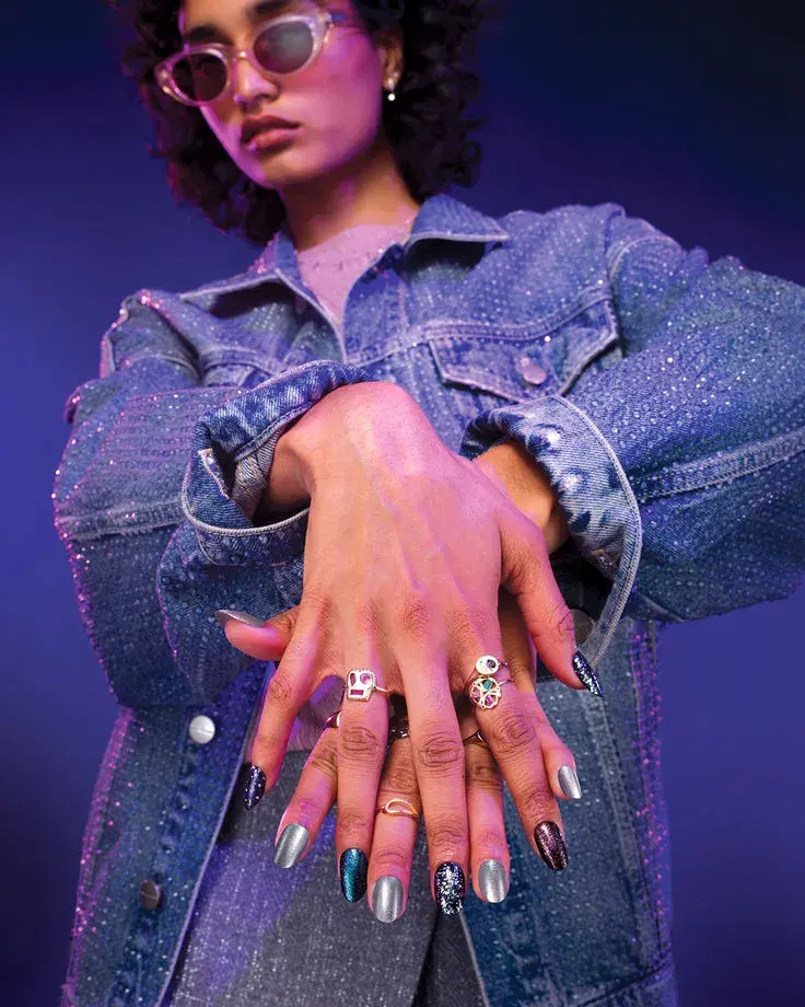 Ideas de uñas con brillos para la primavera: Acabado espejo más brillo.