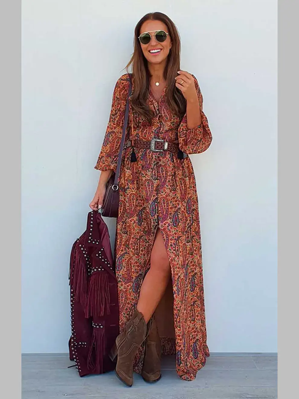 Vestidos amplios bien boho con cinturón para marcar la silueta y botas texanas