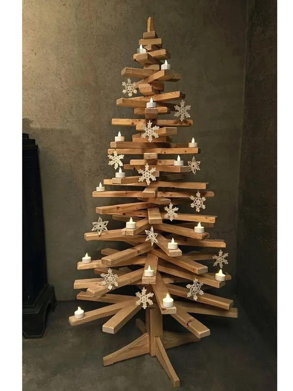 Árbol de Navidad estilo escandinavo, con maderas recicladas y velas