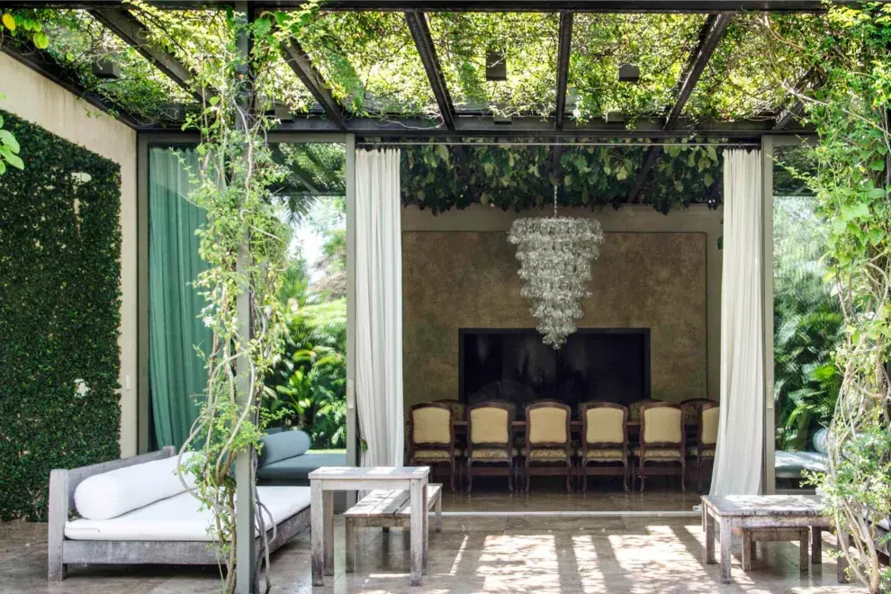 Se buscó unir el interior y exterior por medio de grandes ventanales. Por la pérgola trepan Tetrastigma voinierianum, Solanum laxum y Jasminum azoricum. 