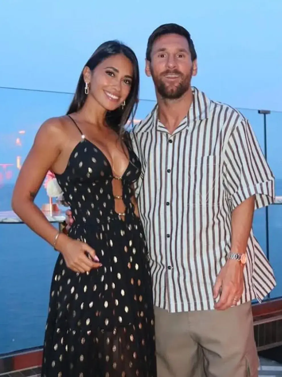 Antonela eligió un vestido de base negra con lunares blancos