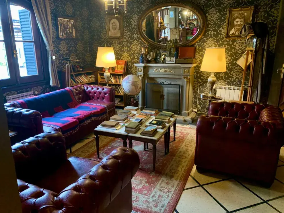 Bar Hotel City Bell: Una de las características más destacadas del living es su inigualable biblioteca