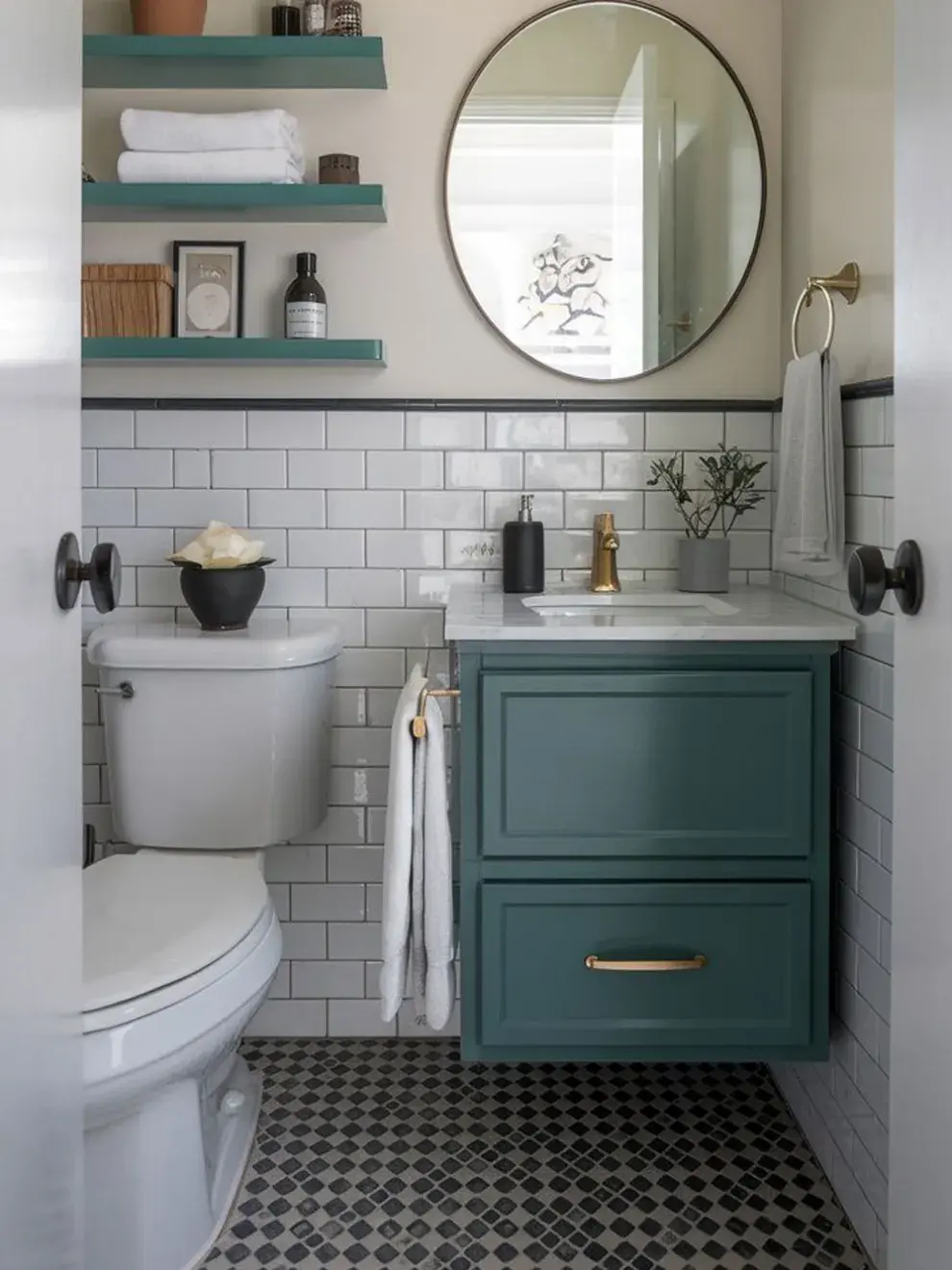 Un espejo amplio o varios más pequeños dispuestos estratégicamente ayudan a duplicar la luminosidad y a crear profundidad.