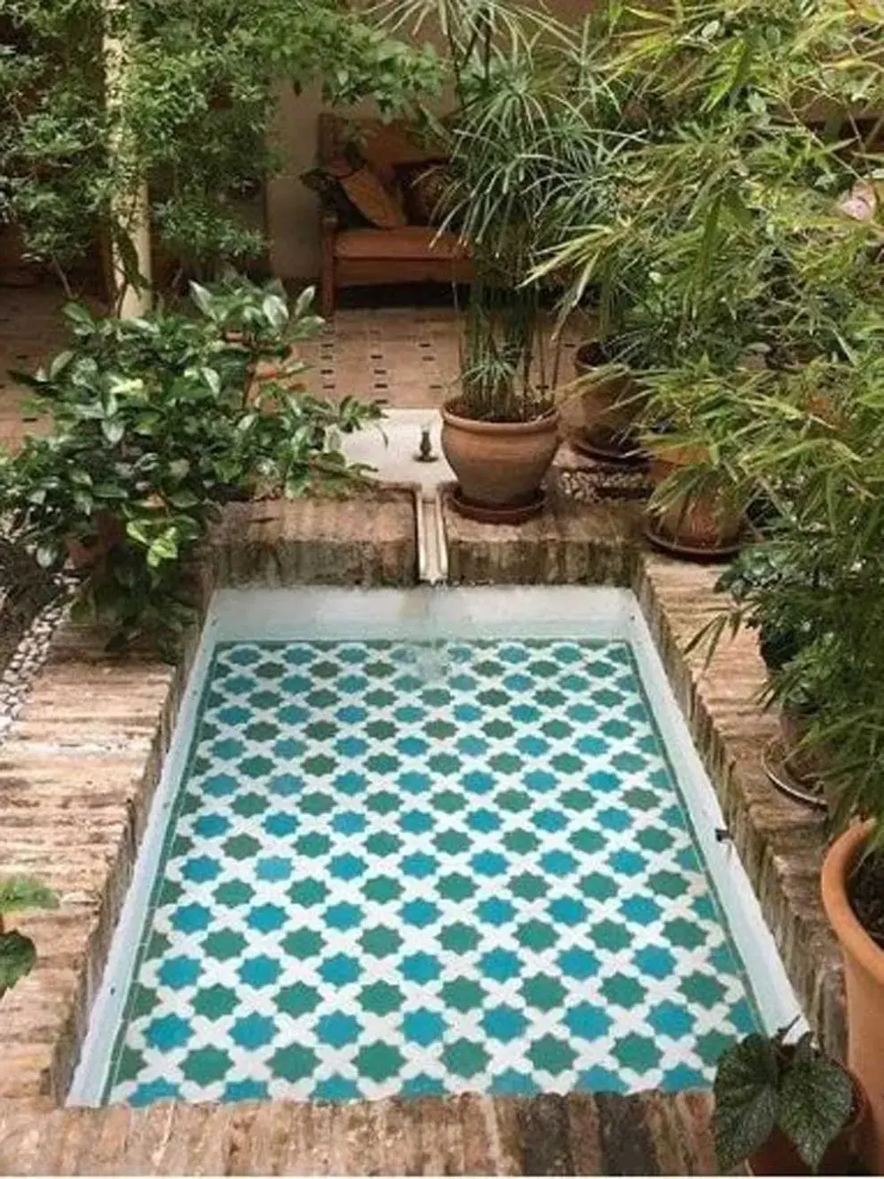 Los azulejos con patrones geométricos, especialmente en blanco y negro, son emblemáticos de la estética andaluza.