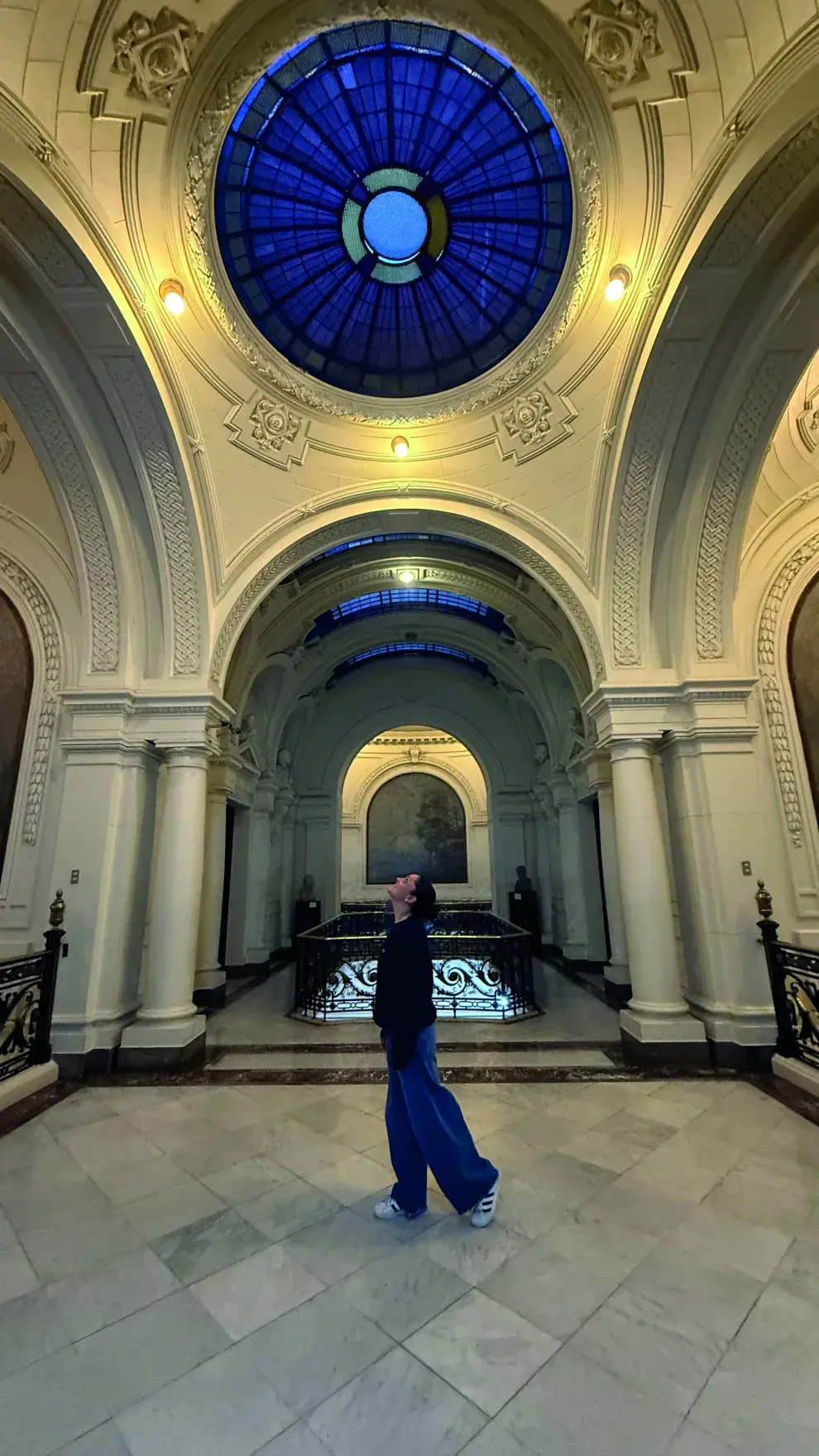 Biblioteca Nacional, un edificio histórico precioso para visitar las salas de lectura, el café y sacar fotos (@bnchile).  