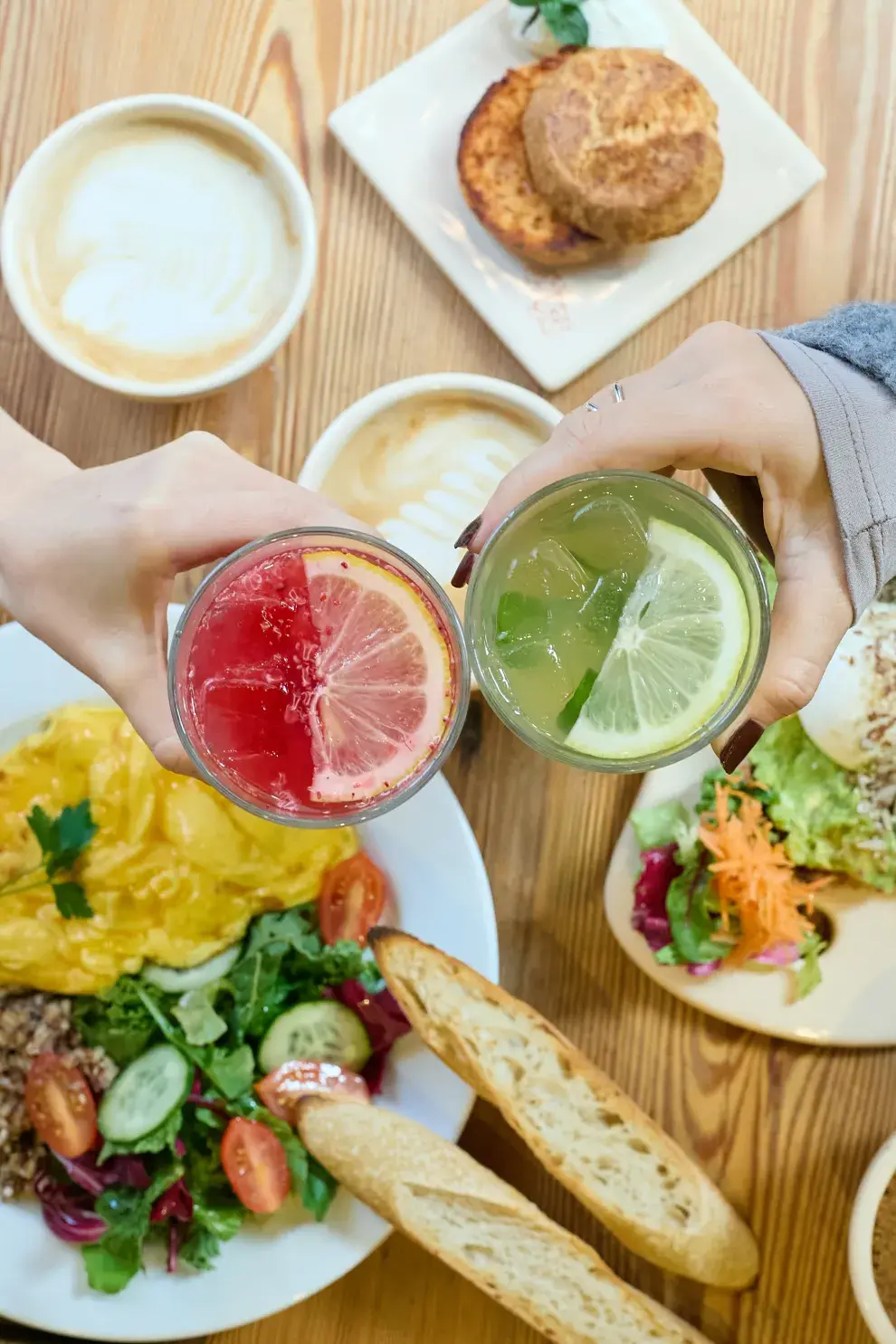 Dos mujeres tomando un licuado