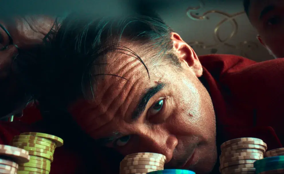 Maldita suerte está basada en la novela The Ballad of a Small Player de Lawrence Osborne